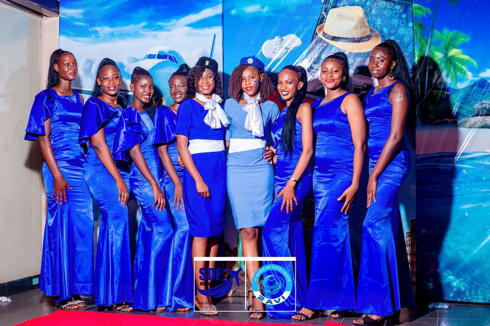 Hôtesses compagnie aérienne — uniformes bleus